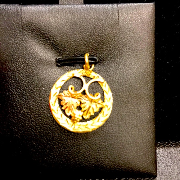 Jewelry - Elegant Black Hills Gold Leaf Pendant 400144